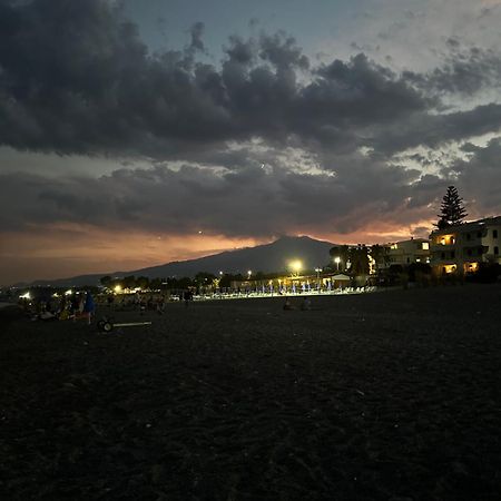 Appartamento I Puritani On The Beach Giardini Naxos Exteriör bild