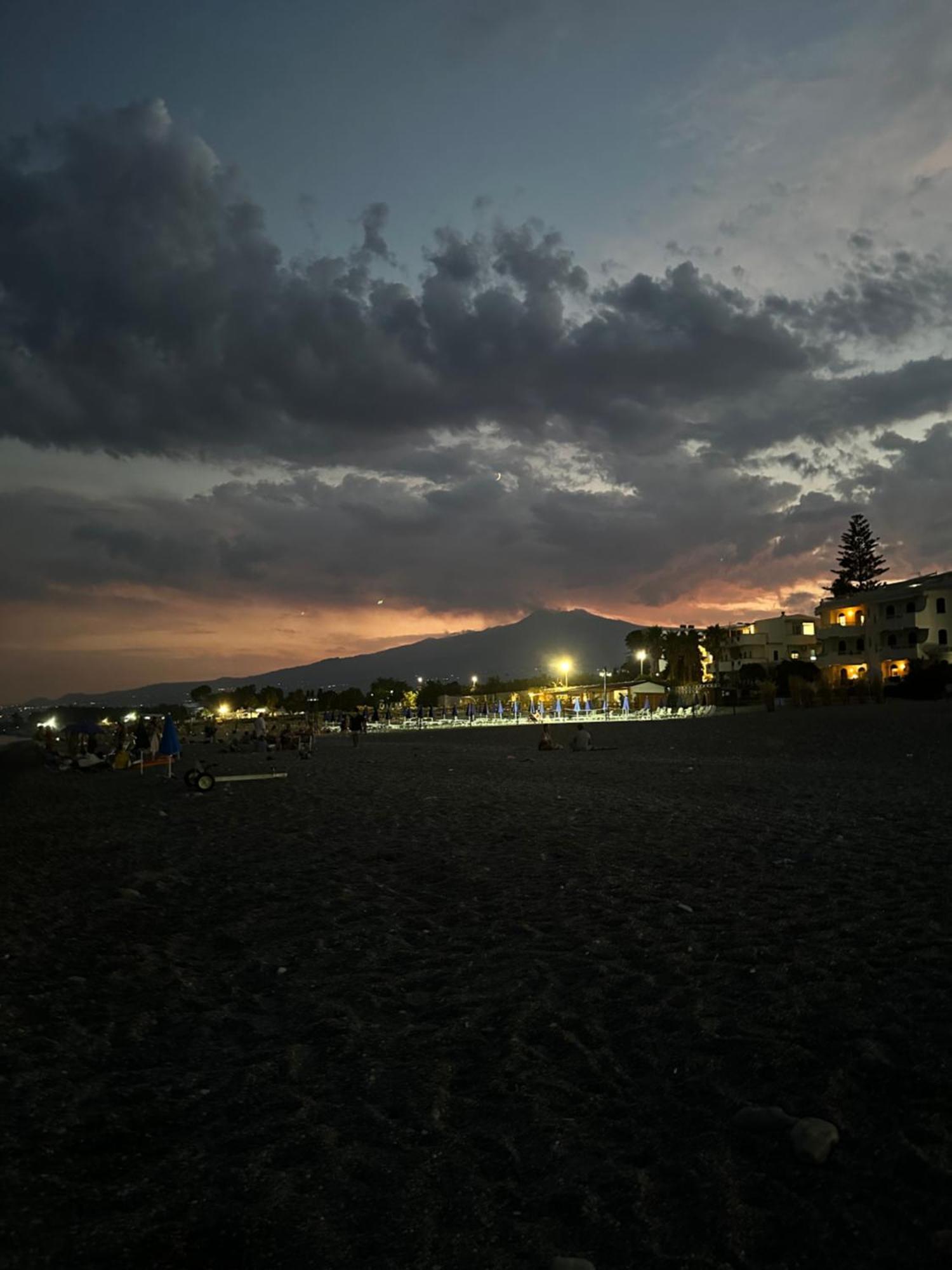 Appartamento I Puritani On The Beach Giardini Naxos Exteriör bild