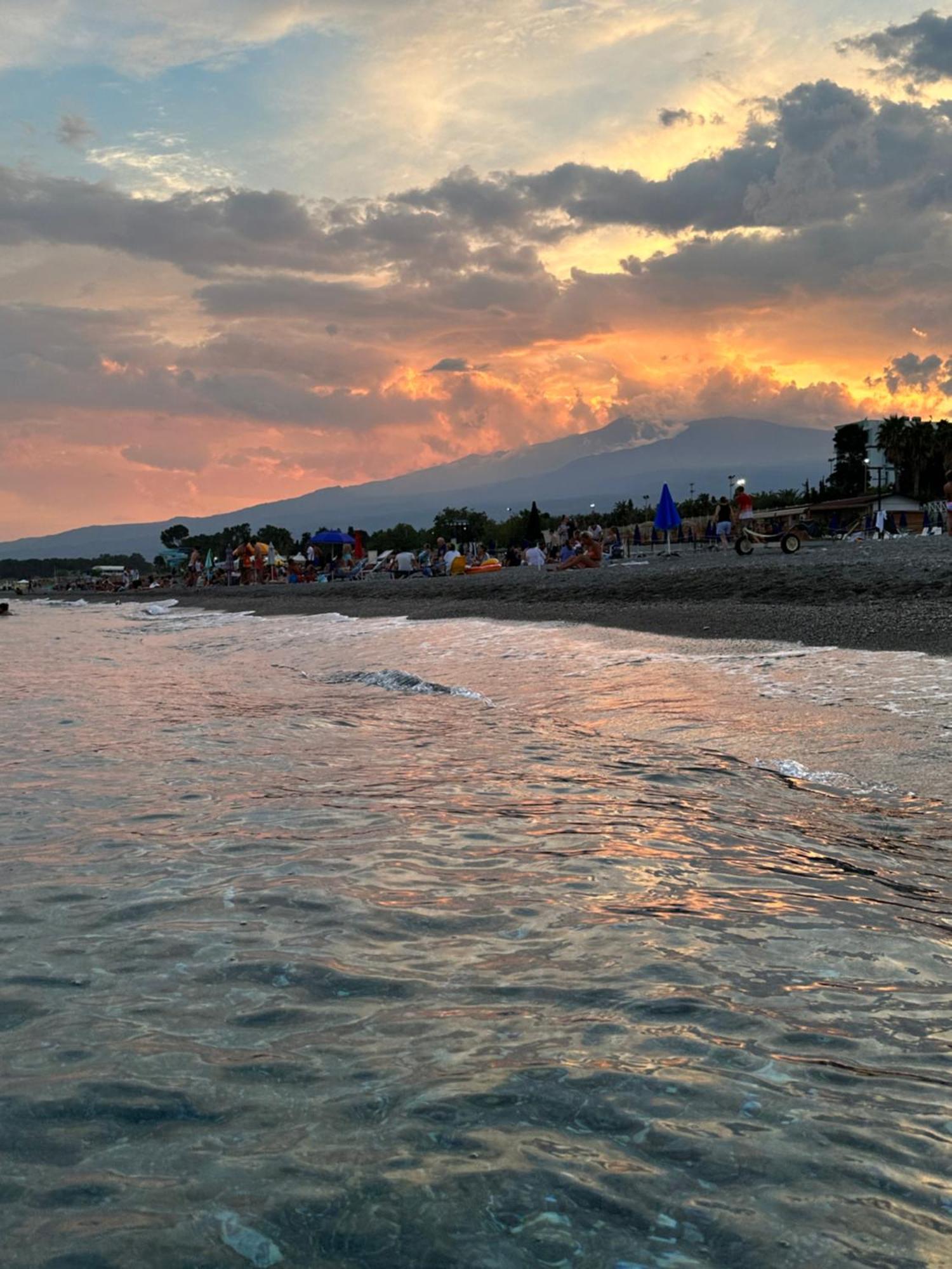 Appartamento I Puritani On The Beach Giardini Naxos Exteriör bild
