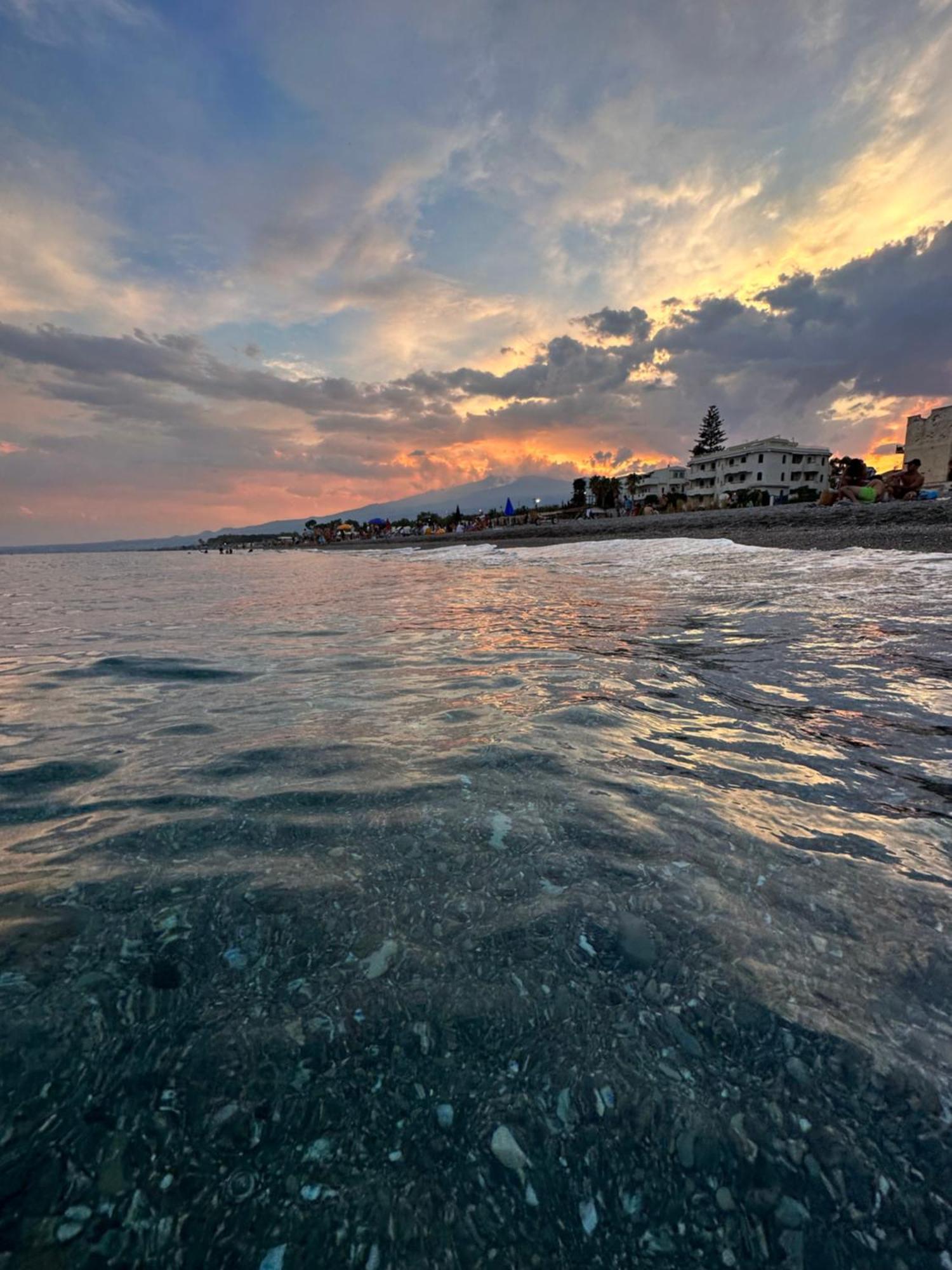 Appartamento I Puritani On The Beach Giardini Naxos Exteriör bild