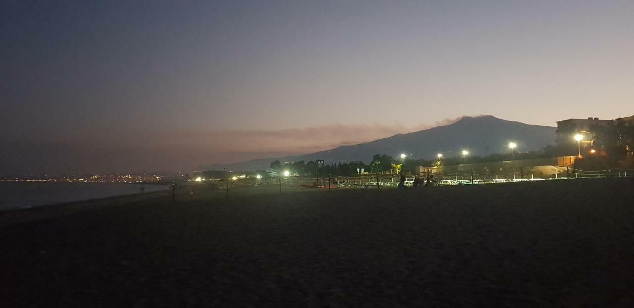 Appartamento I Puritani On The Beach Giardini Naxos Exteriör bild