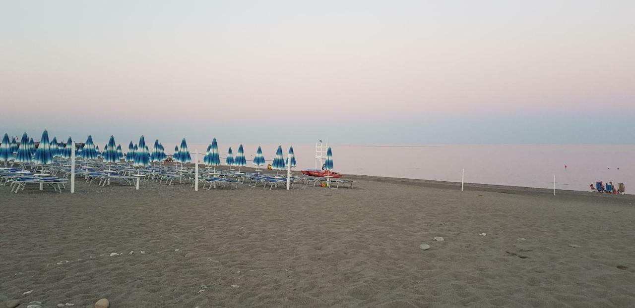 Appartamento I Puritani On The Beach Giardini Naxos Exteriör bild