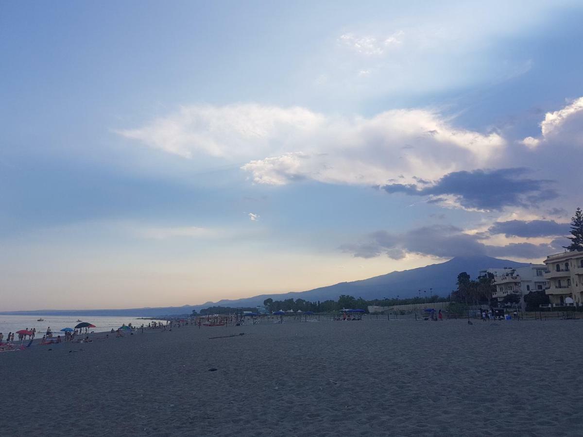 Appartamento I Puritani On The Beach Giardini Naxos Exteriör bild