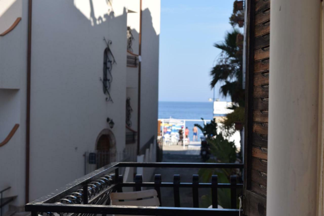 Appartamento I Puritani On The Beach Giardini Naxos Exteriör bild